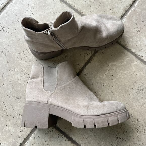 MADDEN NYC Woman’s Lug Sole Chelsea Booties Boots Tan sz 8 - Picture 1 of 6